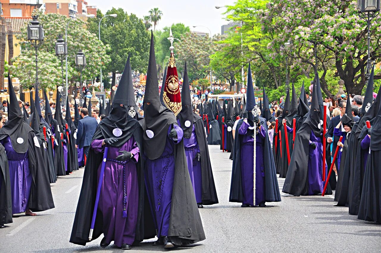 Семана Санта в Испании. Semana Santa — страстная неделя в Испании. Семана Санта Севилья. Семана Санта в Испании костюмы. Пасха в испании 2024 год