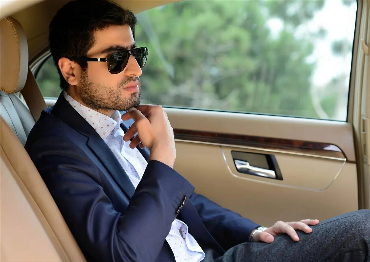 Мужчина бизнесмен. Успешный мужчина. Успешный человек в костюме. Серьезные мужчины. Деловой мужчина.