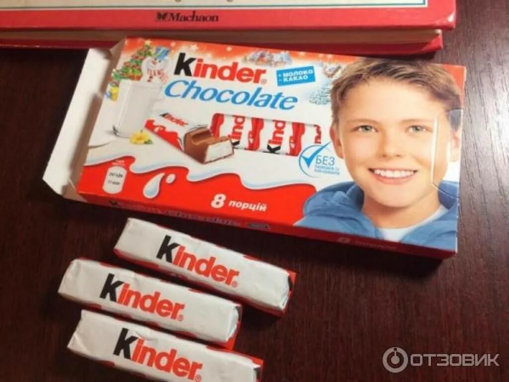 Kinder отзыв. Киндер шоколад на руке. Киндер молочный шоколад. Киндер шоколад размер. Маленькая шоколадка Киндер.