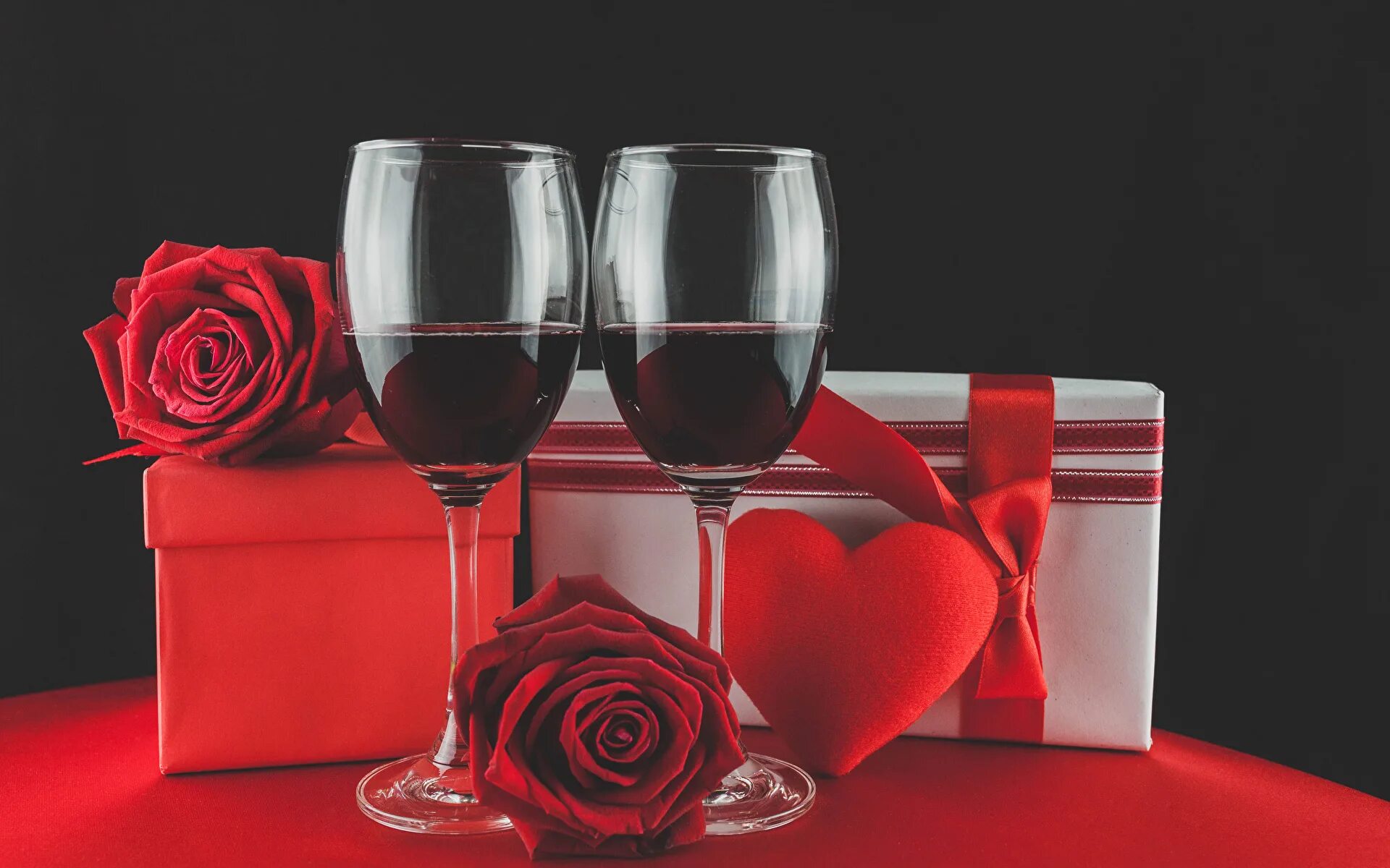 Цвет романтики. С днем влюбленных. Розе вино. Романтические бокалы. Вино и цветы.