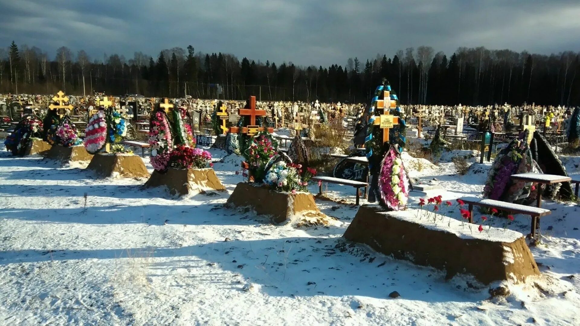 Кладбище чусовой. Танк чусовой памятник. Кладбище в чусовом. Надругательство над местами захоронения. Кладбище г.