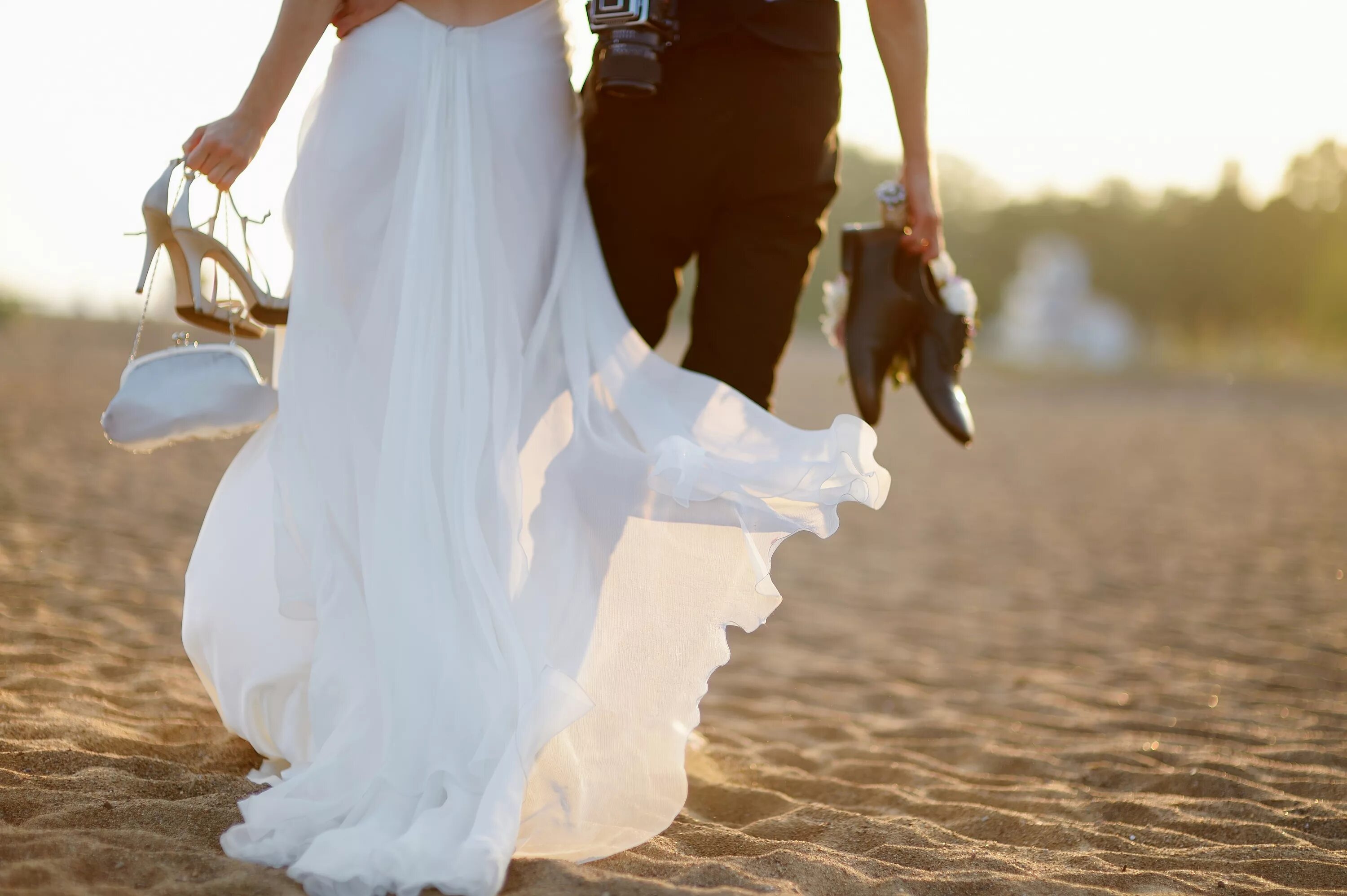 Свадьба на море. Жених и невеста со спины.