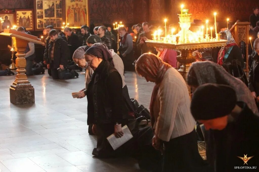 Земные поклоны после причастия можно ли. Земные поклоны после причастия можно ли. Поклоны на литургии. Земные поклоны после причастия можно ли. Человек на коленях в храме.