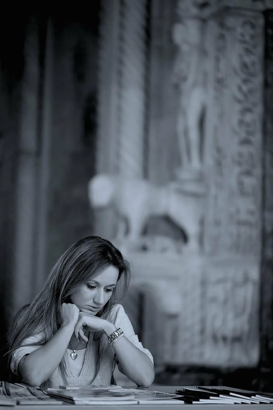 Молчаливая девушка. Очень тихая девушка. Робкая девушка. Девки на тихой. Картинки.