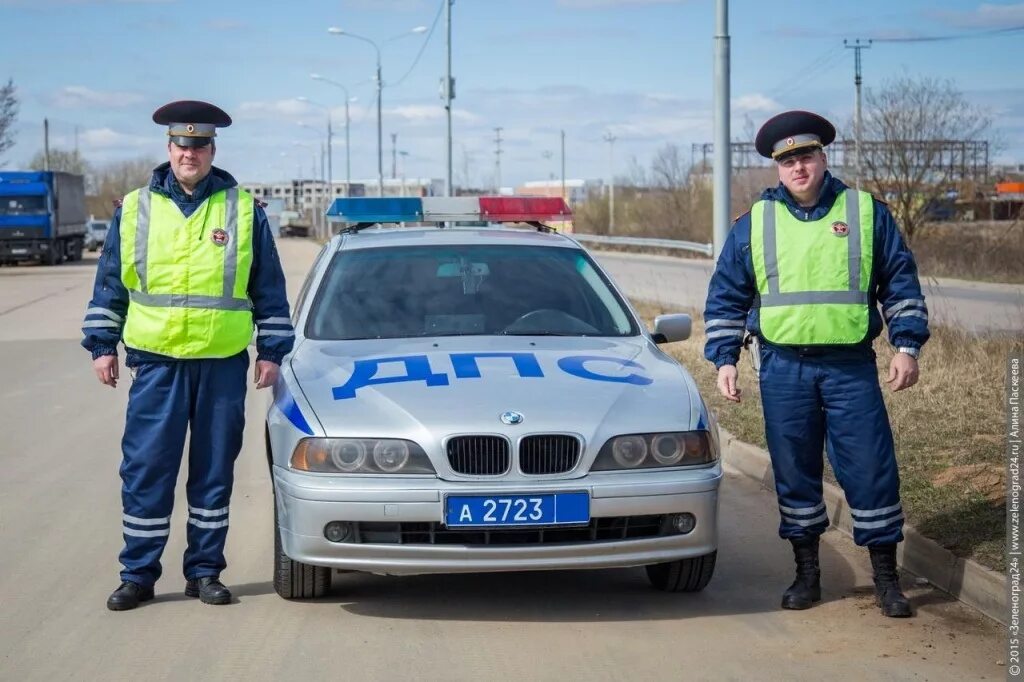 Гаишник остановил. Инспектор дпс. Дпс на дороге. Где дпсники. Дпс.