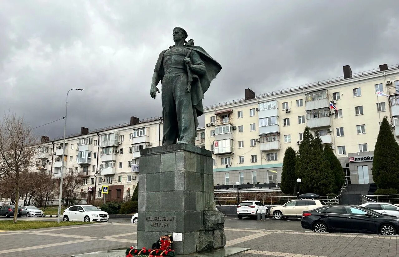 Толстого 2 новороссийск. Памятник неизвестному матросу Новороссийск.