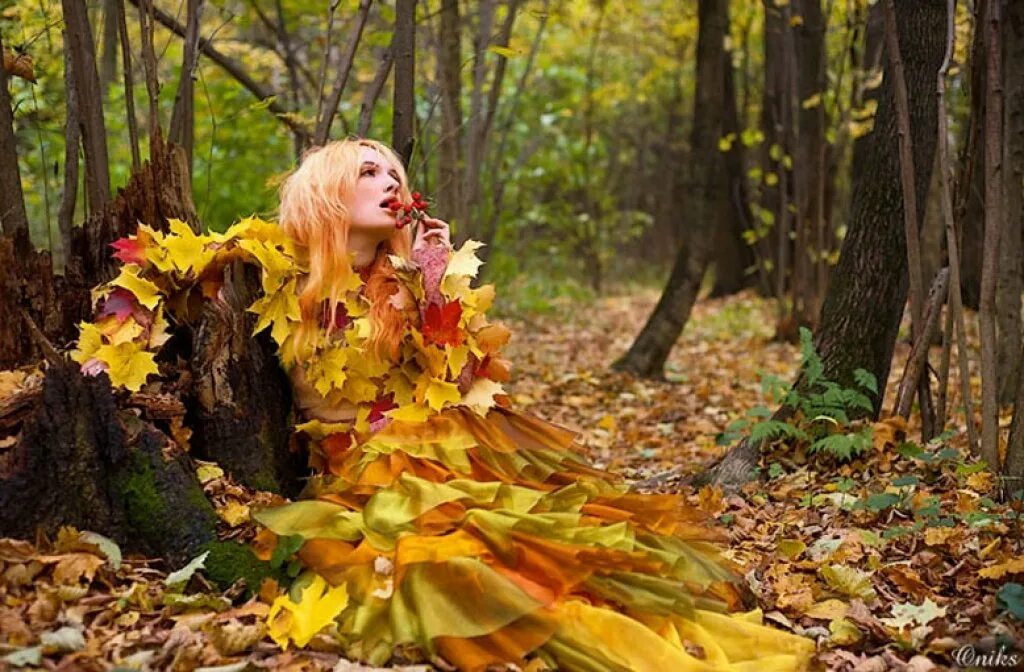 Деревья оделись в яркий наряд. Осенняя девушка. фотосессия в лесу осенью. блондинка в осеннем лесу. наряд на осень девушке.