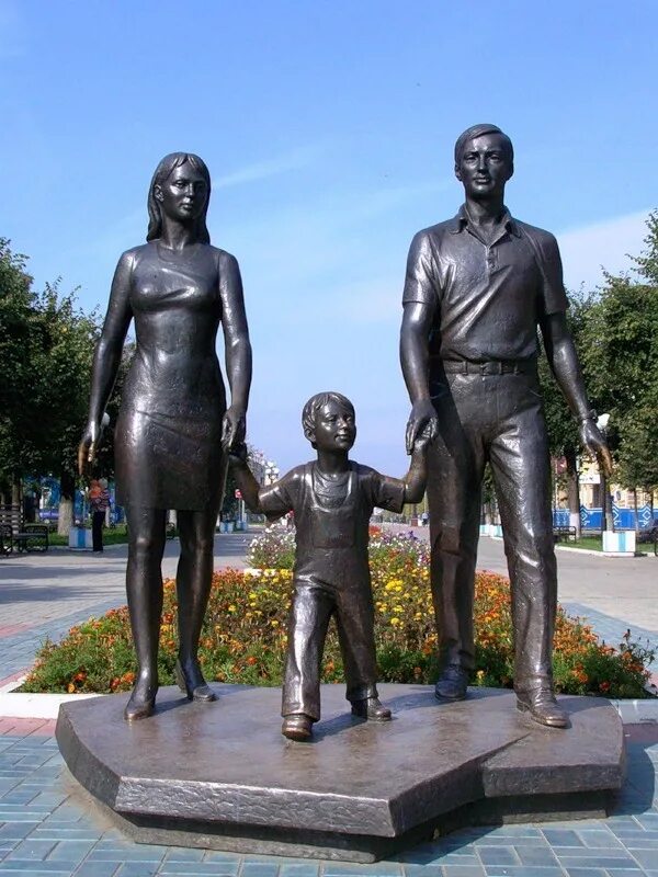 скульптура семья в усть илимске. год семьи памятник. памятник семья на бульваре победы йошкар ола. памятник счастливая семья йошкар-ола. памятник счастливая семья йошкар-ола.