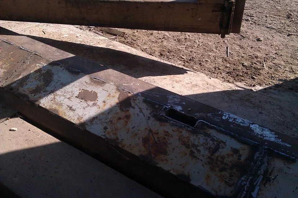 Порог под гаражные ворота. Порожек для гаражных ворот. Подняли порог. Порожек для гаражных ворот. Порожек для гаража.