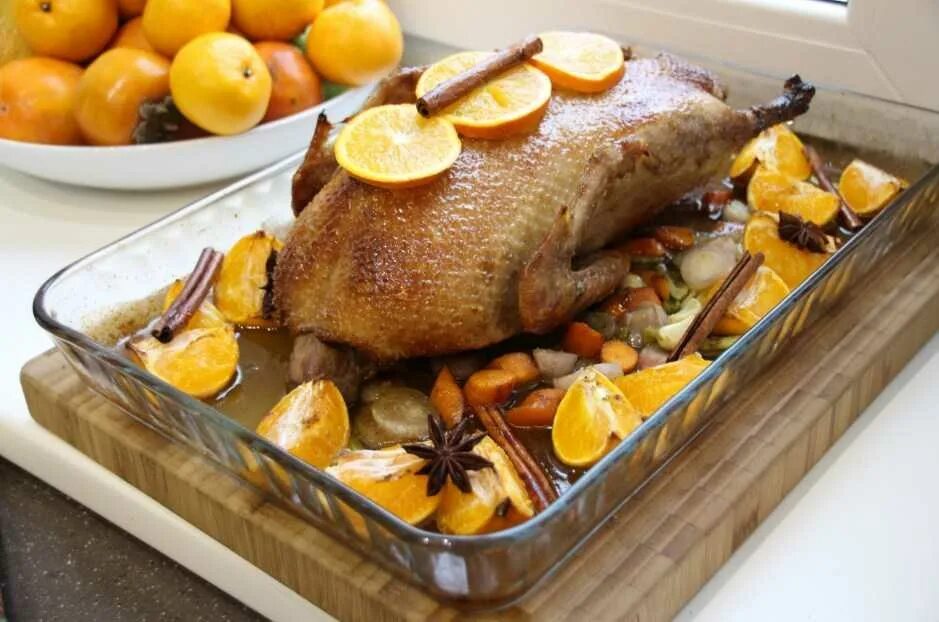 Гусь с апельсинами. Утка с яблоками и апельсинами в духовке. Утка запеченная с апельсинами. Утка запеченная в духовке. Утка с яблоками и апельсинами в духовке.