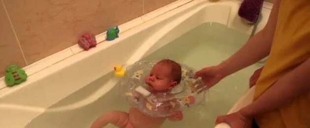 Как правильно держать при подмывании. Подмывание новорожденного мальчика. Подмывание ребенка под струей воды. Правильное держание новорожденного при купании. Позы для подмывания новорожденных.