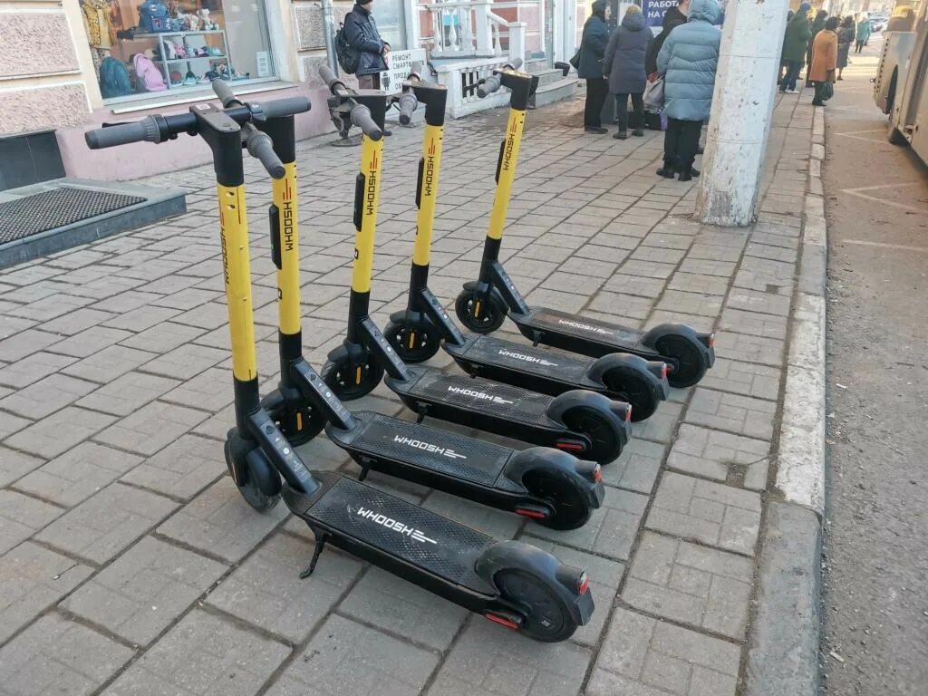 Фирмы электросамокатов напрокат. Электросамокат Юрент. Автотранспортные самокаты. Самокаты напрокат с сиденьем. Новые самокаты вуш