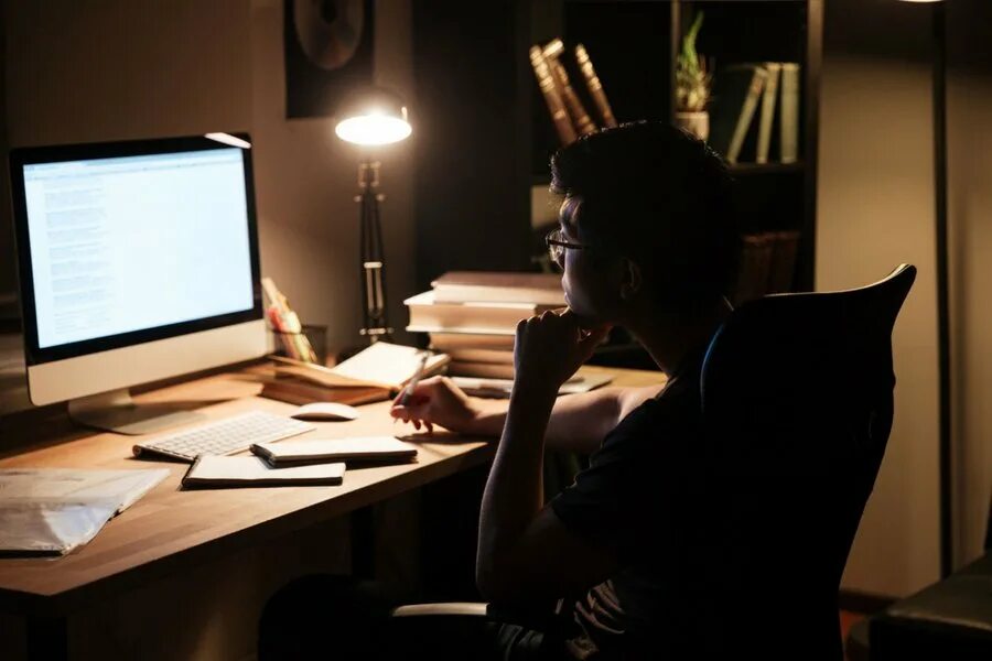 He works at night. Человек за компьютером в темной комнате. Девушка за компьютером ночью. Человек сидит за компьютером ночью. Мужчина сидит за компьютером ночью.