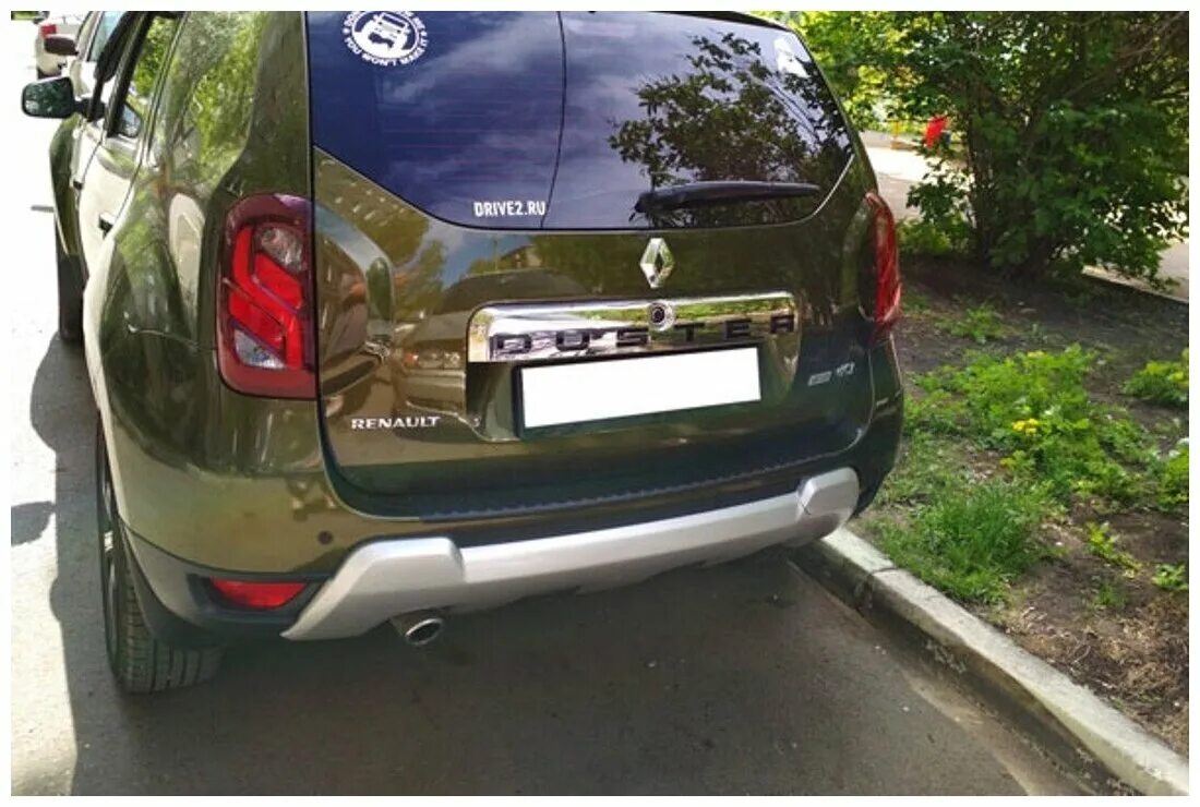 Бампер задний рено дастер 2022. Накладка заднего бампера рено дастер 2. Накладка задний бампер renault duster 2012. Накладка на задний бампер рено дастер с загибом. Накладка на задний бампер рено дастер 2021.