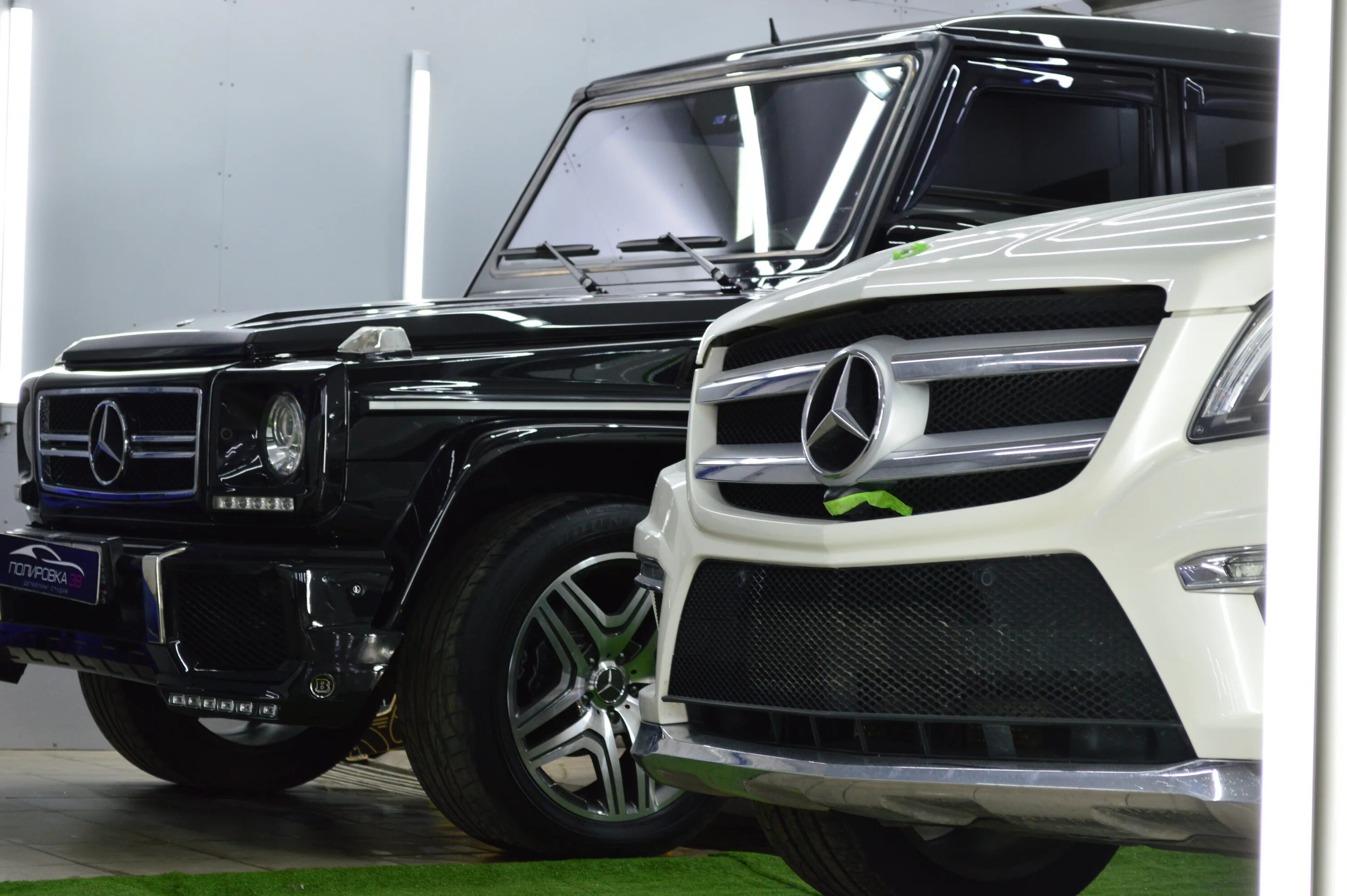 додж крутой и мустанг крутой. авто черно белое. Bugatti veyron черный. серьезные машины. машина амг 63 s.