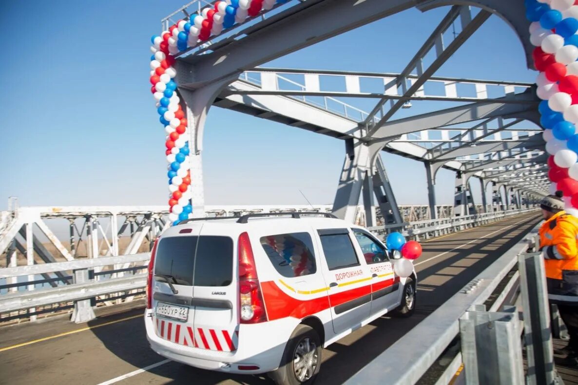Открыли новый мост. Старый мост Барнаул. Новый мост открыли Барнаул. Торжественное открытие моста. Открытие нового моста в Барнауле.