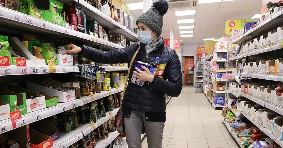 Продавец одежды. Охранник перекресток. Ходить в магазин. Магазин отличные люди. Девушка продавец.