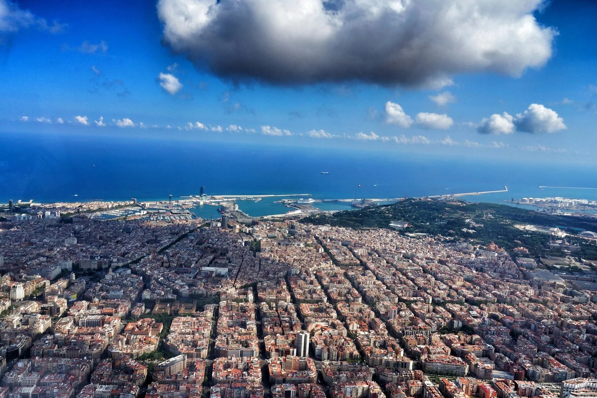 Сверху замечать. Барселона (город в Испании). Барселона город с высоты птичьего полета. Испания Барселона с птичьего полета. Барселона город в Испании вид сверху.