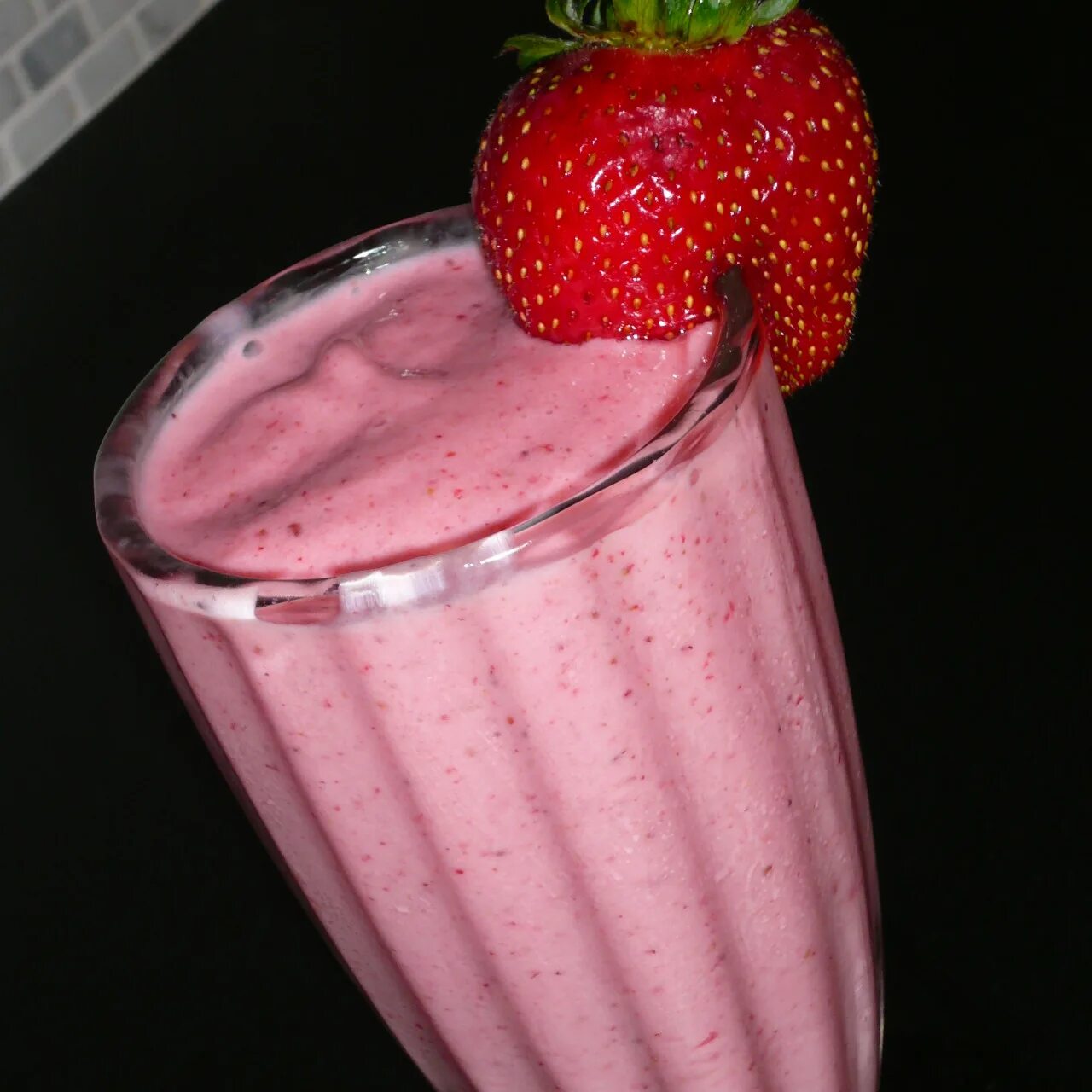 коктейль молочный "клубника". смузи клубника банан. ягодные молочные коктейли. как сделать молочный коктейль с клубникой. клубничный фраппе.