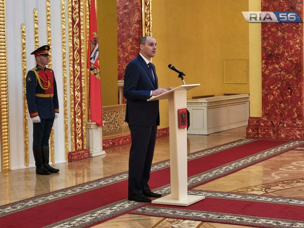 Губернатор вручил награды. Награждение государственными наградами. оренбург губернатор наградил. коридор с людьми вручение награды.