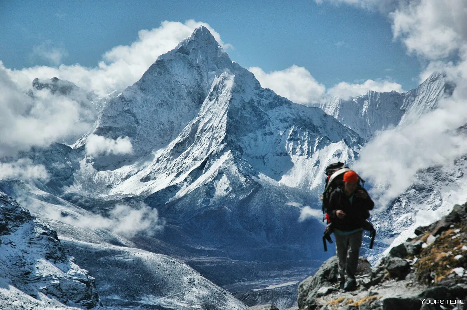 Каждый кто был в горах. Гора Эверест(Джомолунгма) с человеком на вершине горы. Эверест покорение вершины. Восхождение на Эверест.