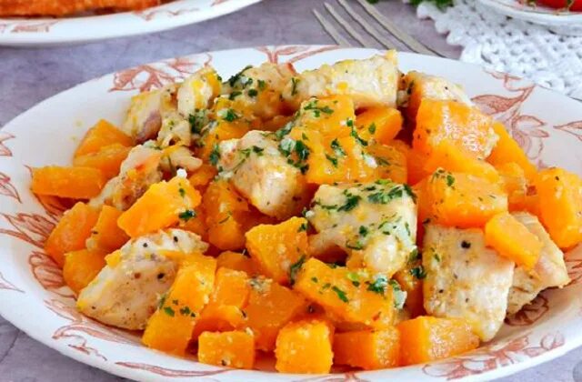 грудка с тыквой. грудка с тыквой. тушеная тыква с грибами. куриная грудка с тыквой в духовке. куриная грудка с тыквой.