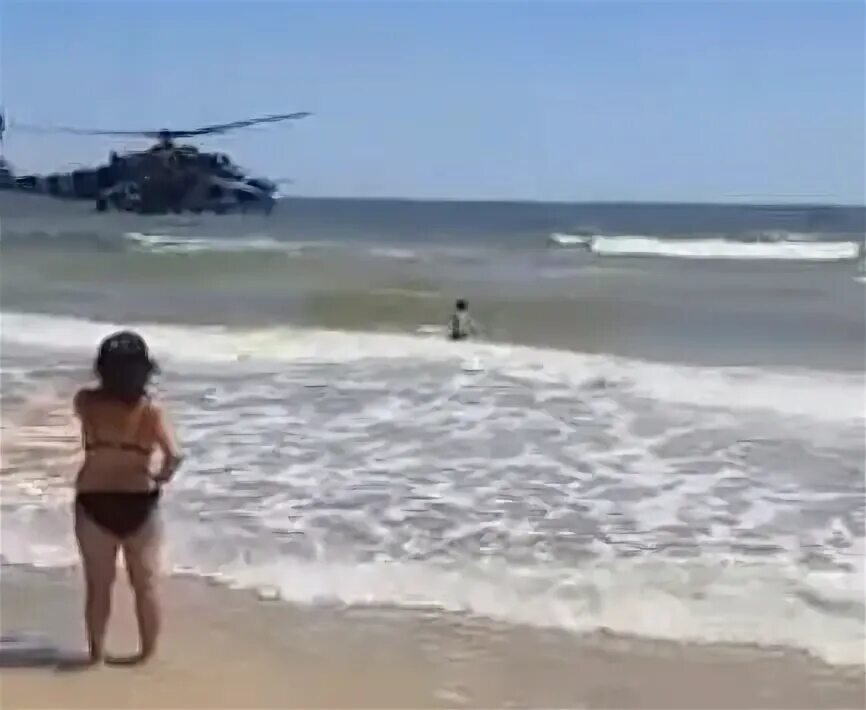 Очевидцы на пляже. Бризо ульяновск пляж. Очевидцы на пляже. Застрявший джип в песке арт. Очевидцы на пляже.