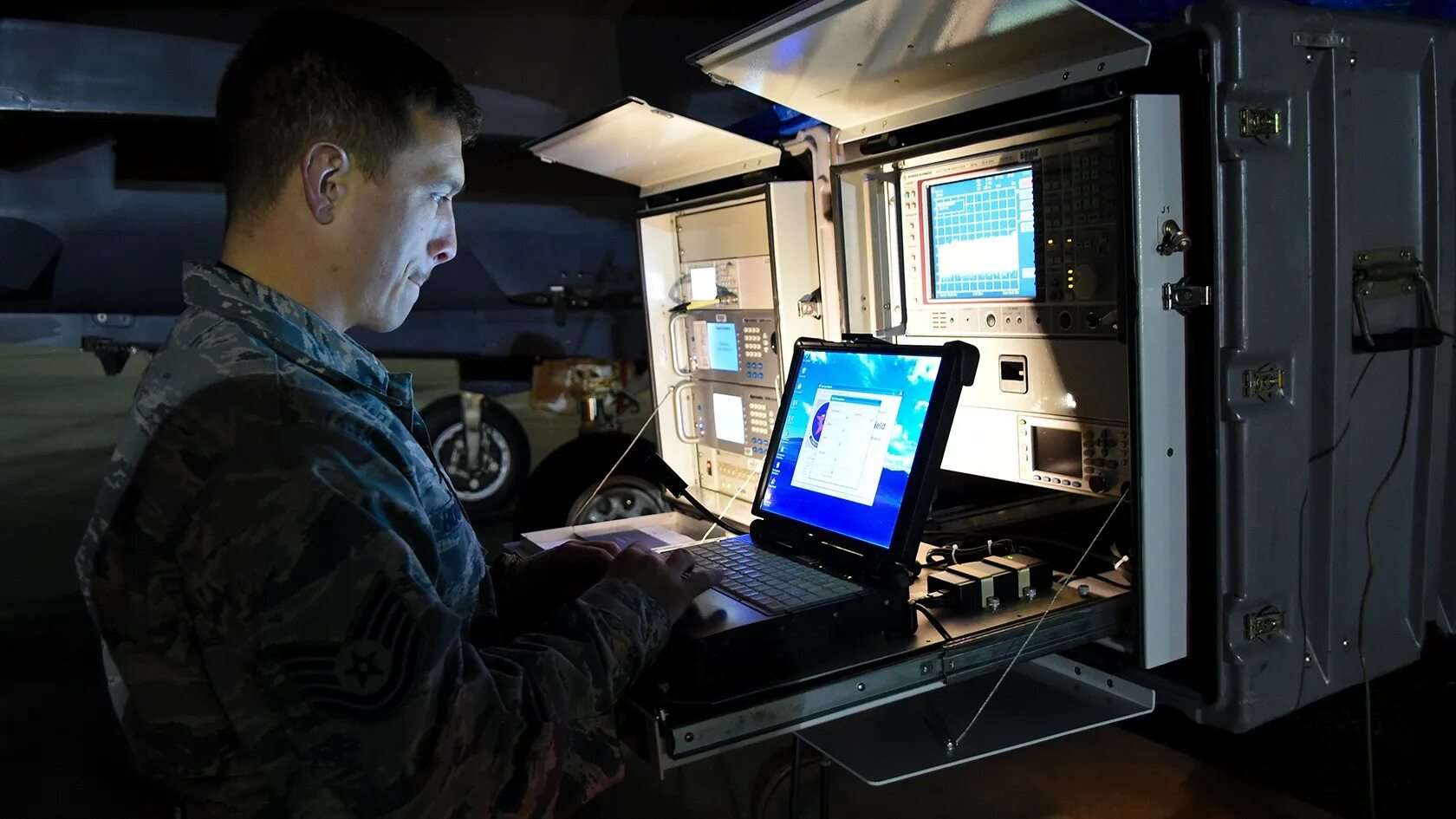 Радиоэлектронная борьба. EWTV (Electronic Warfare Tactical vehicle). Американский Радиоэлектронная борьба. Операторы технологи военные. Радиоэлектронная война США.