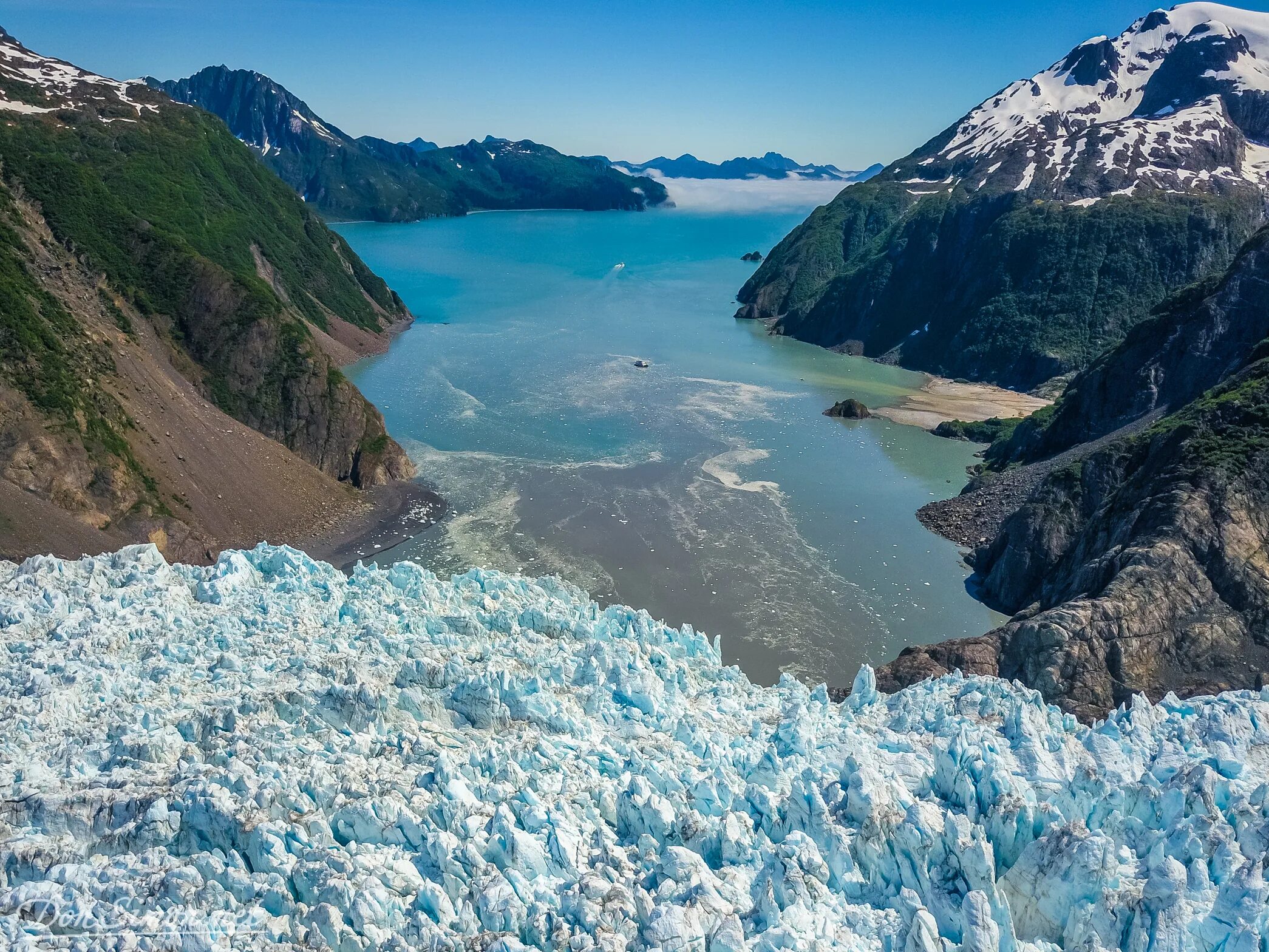 Ледниковые озера. Ледники Аляски. Ледниковые озера России. Озеро в леднике. Ледниковые озера северной америки