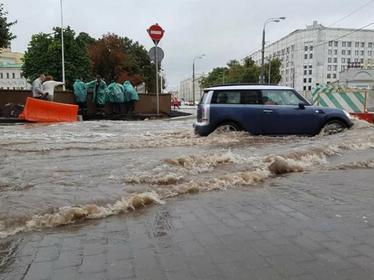 Сильный дождь сегодня. Потоп в Махачкале. Ливень в Москве. Дождь в Москве. Потоп в Москве.