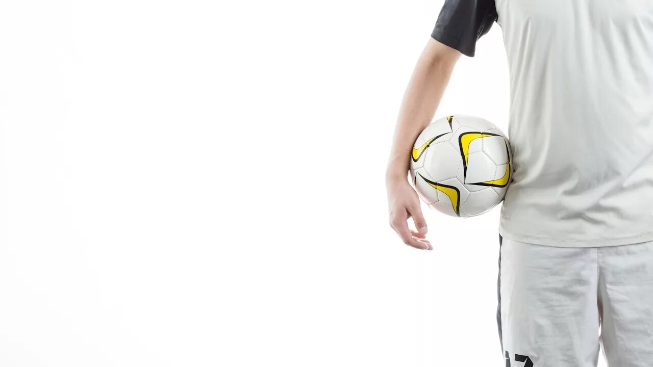 Белый футбольный фон. Футбол на белом фоне. Мяч "футбол". Футболист с мячом на белом фоне. Держит мяч.