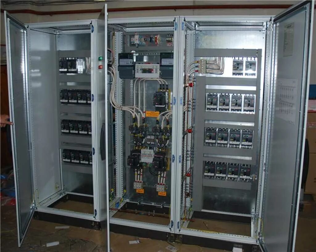 шкаф силовой распределительный 400а. щит вру 0,4 кв с авр 250а. советский вру электрощит. счетчик по электроэнергии. электрооборудование мкд.