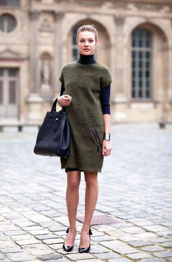 Мужчина в водолазке. Водолазка под платье. Образы с водолазкой. Водолазка victoria victoria beckham. Образы с водолазкой.