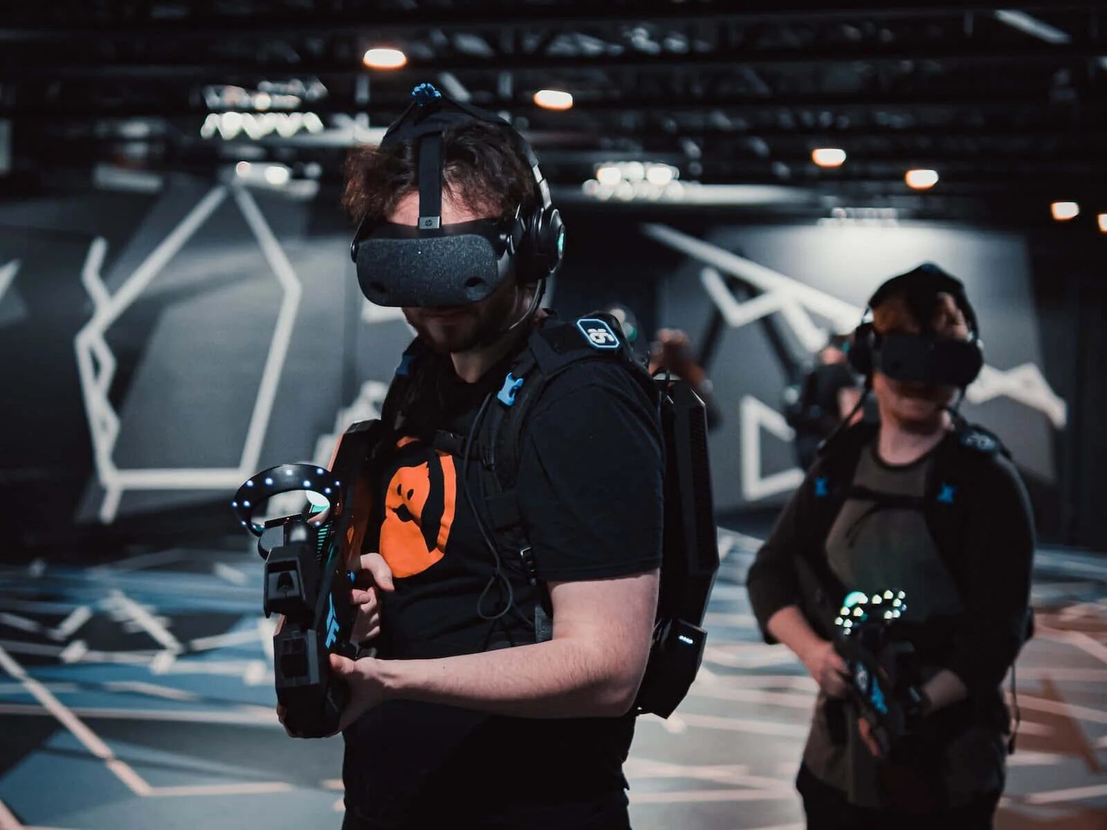 Virtual reality, escape rooms. Люся нейронный ассистент кто разработчик. Vr зона парк хаус. Иммерсивные технологии в музее. Vr театр.