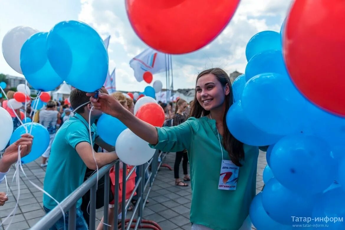 Прошедший праздник. Празднование 1 мая. Парад 1 мая. Парад 1 мая. Шествие девушек в городе лесном свердловской области.
