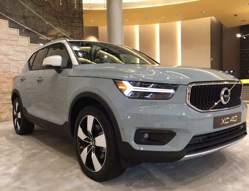 Сх 40. Вольво хс40 2015. Volvo xc40 2019. Вольво хс40 серый. Вольво хс40 комплектации.