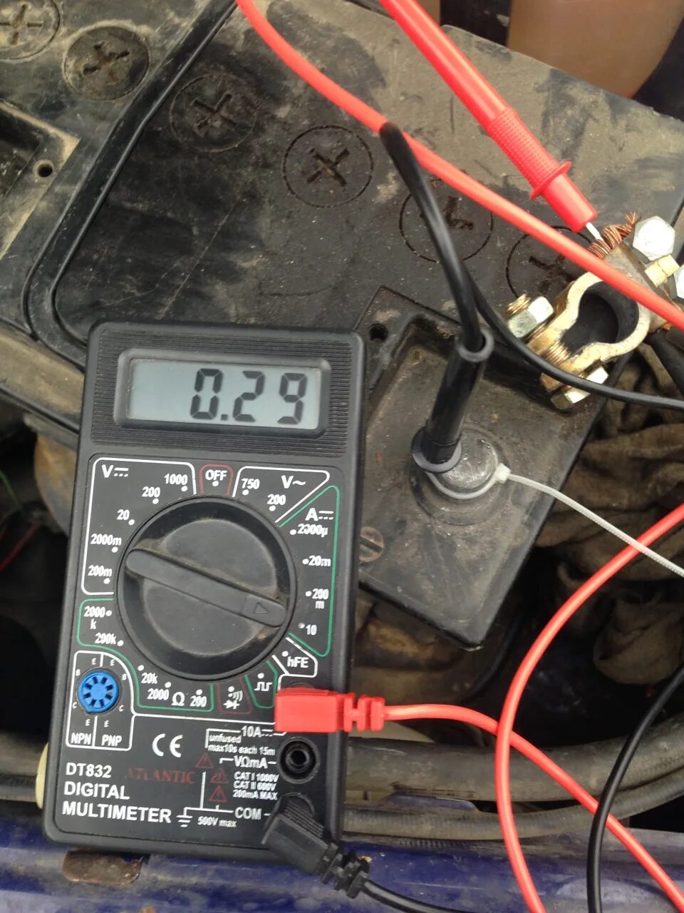Мультиметр измерение напряжения 12 вольт. Измерения Вольтаж мультиметром аккумулятор. Измерение ампер АКБ мультиметром. Мультиметр замер напряжения 12 вольт.