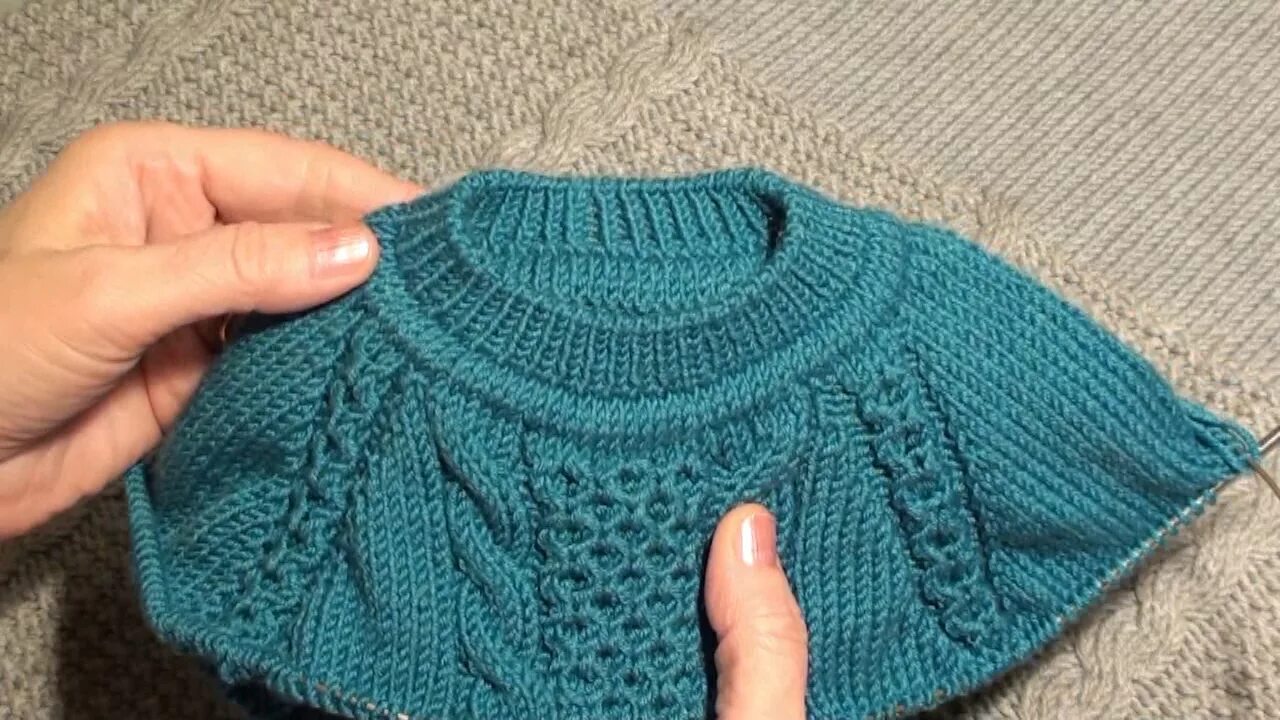 Кофта реглан сверху спицами. Кофта реглан мастер класс. Кофта реглан сверху женский. Детский жилет спицами регланом сверху. Свитер реглан сверху спицами.
