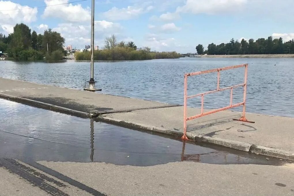 Разлив иркута. Уровень реки иркут сегодня. Наводнение в городе иркутске на реке иркут. Наводнение в витиме. Уровень реки иркут в смоленщине.