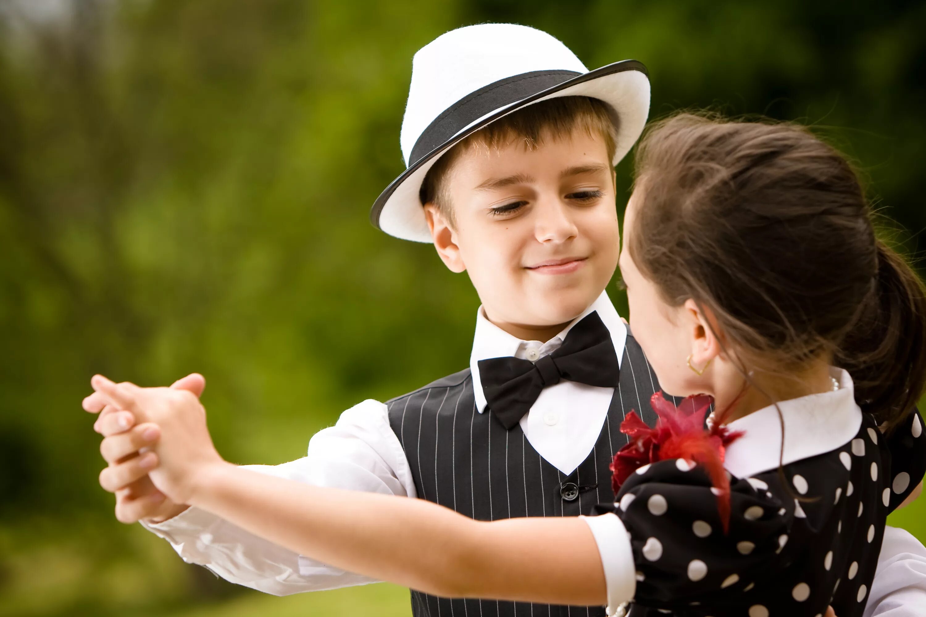 Счастливые пары. Влюбленные пары. Парная фотосессия на природе. Поза сверху. Семейная фотосессия на природе.