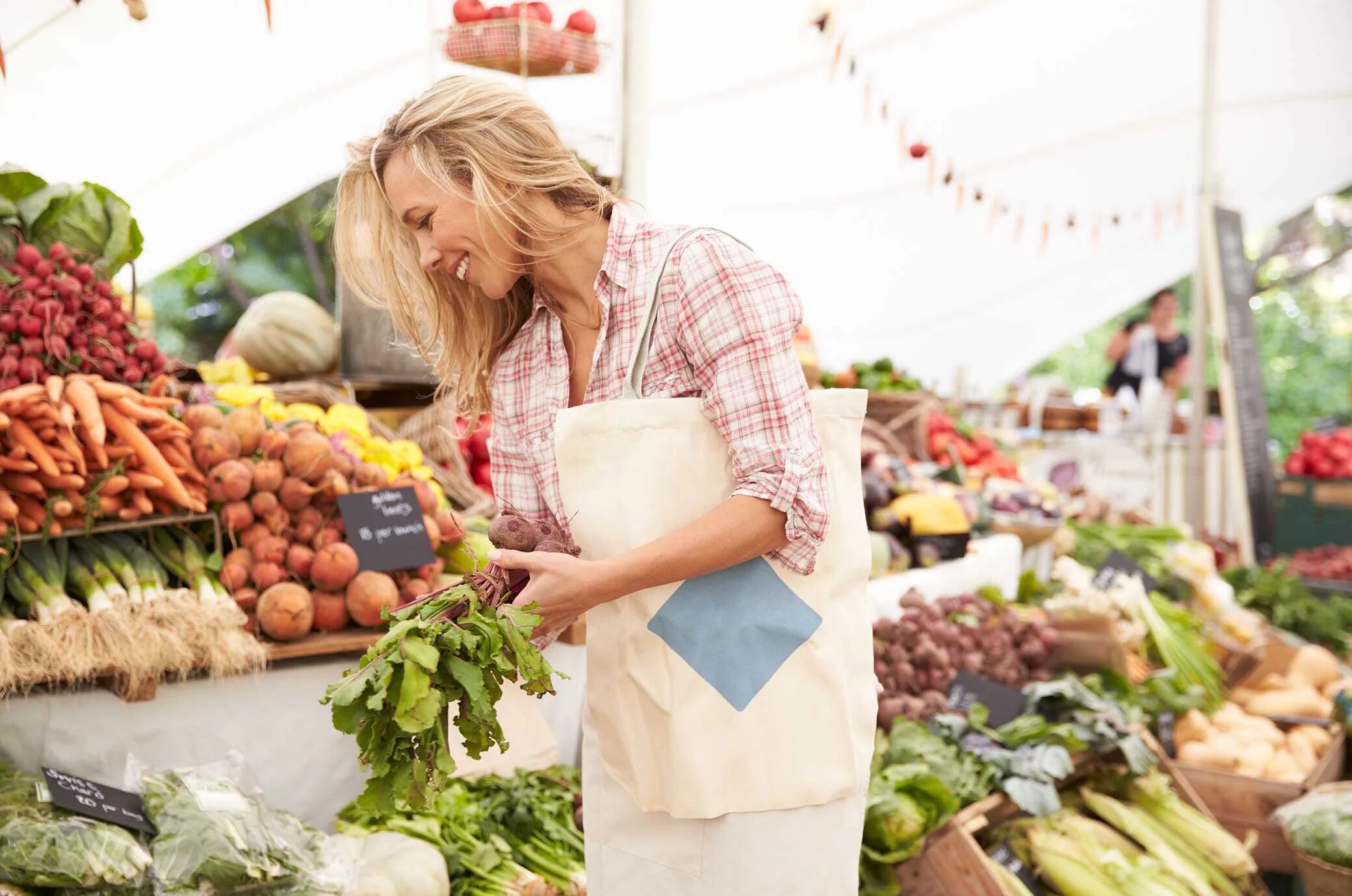 Продукты на рынке. Женщина на продуктовом рынке. Шоппинг на рынке. Овощной рынок. Humans market