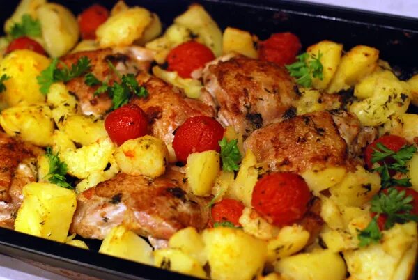 запеченная курица с картошкой в духовке. бедра с картошкой в духовке. куриные бедрышки запеченные в духовке. бедро куриное запеченное. куриные бедра с картошкой в духовке.
