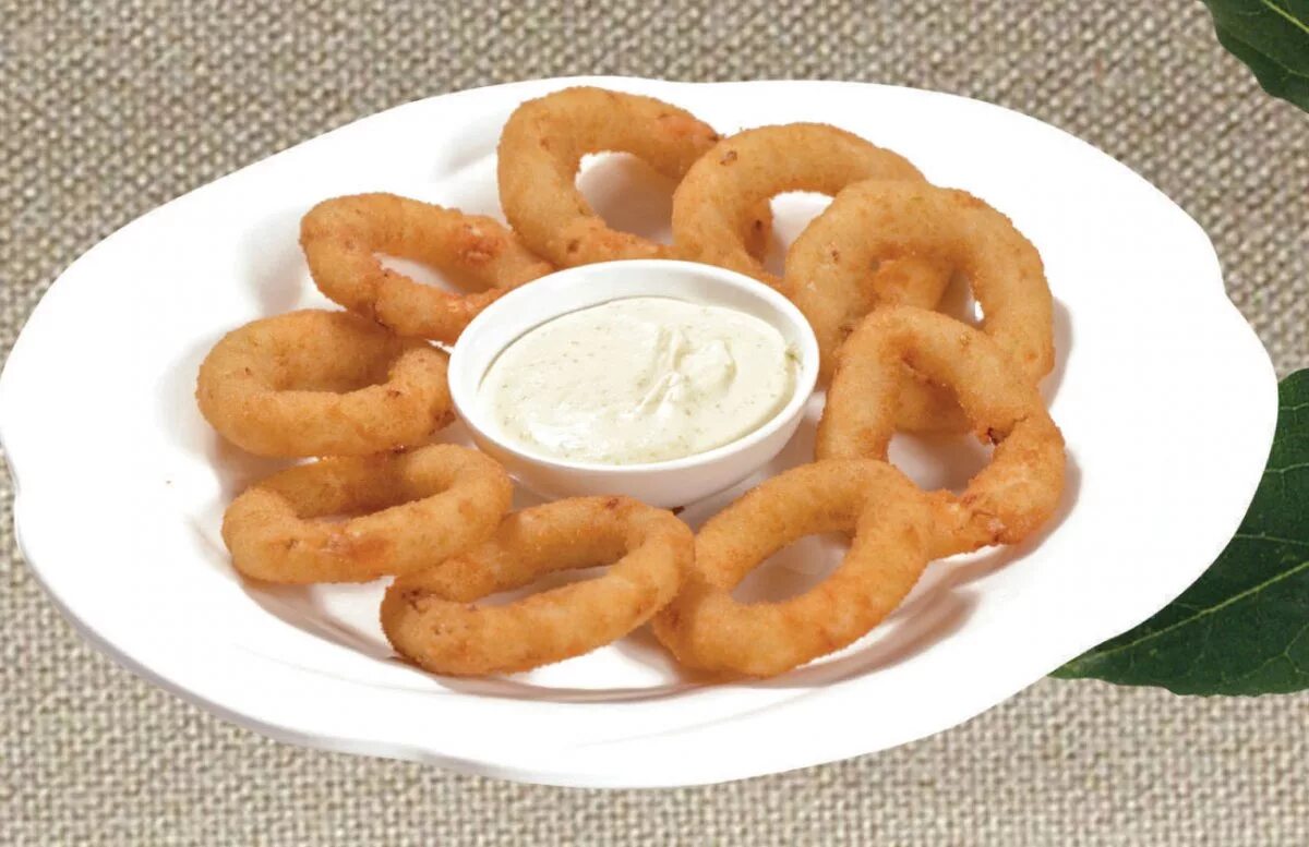 приготовление луковых колец. из чего делают луковые кольца. из чего делают луковые кольца. луковые кольца в панировке. заготовки для луковых колец.