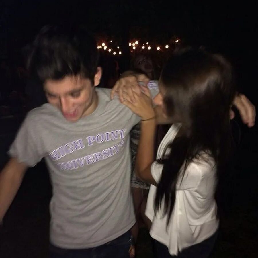 Прогулка с подругой. Прогулка в парке с друзьями. Парень гуляет с подругой. Парень ночью без лица. Парень гуляет с подругой.