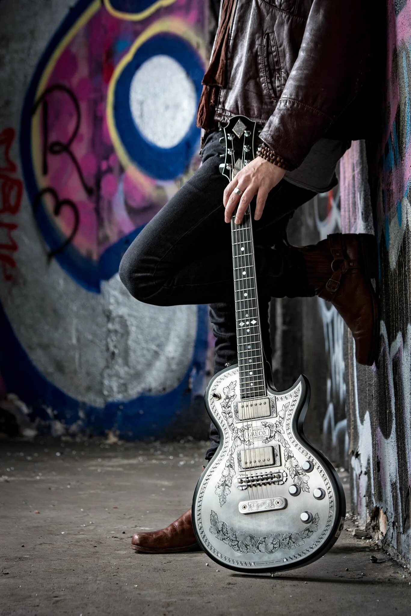 Идеи для фото с электрогитарой Flickr Guitar senior pictures, Senior boy photography, Senior photography
