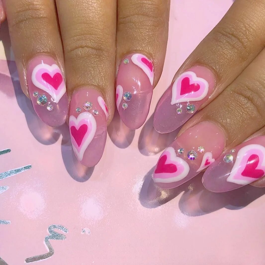 Ногти y2k. Ногти y2k. Ногти y2k. Маникюр с хеллоу китти миндаль. Маникюр гранж длинные ногти.