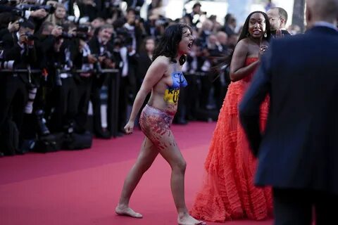 Twitter video shows the woman screaming at the top of her lungs on the red carpet...