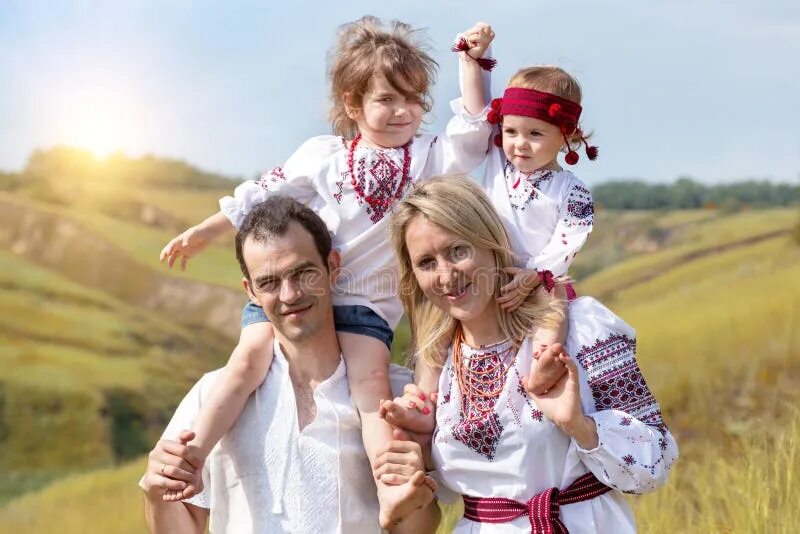 Украинская семья в вышиванке. Украинская семья. Счастливая украинская семья. Фото украинской семьи. Семья белорусов.