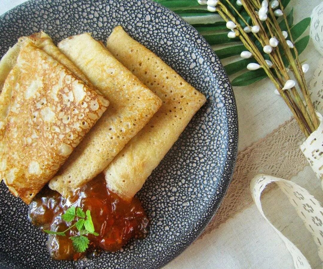 Постные блины с манкой. Багрир восточные блинчики. Постные оладьи на дрожжах. Блины из манки на воде. Блины с манкой.