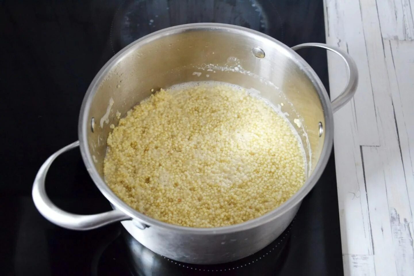 Отваренное пшено. Пшенная каша с молоком. Пшенная каша каша пшенная. Пшенная каша на воде рецепт в кастрюле. Кастрюля с пшеном.